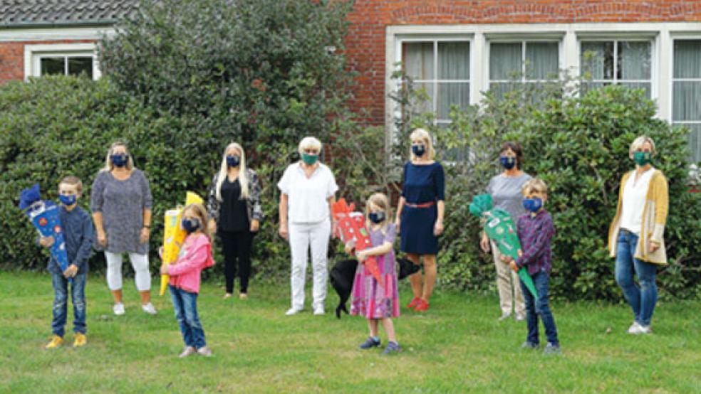 Gewinnübergabe vor dem Kreisgesundheitsamt an der Jahnstraße in Leer: Monika Fromm, Nicole Balzen, Dr. Marei Dunkel, Katrin Lührs, Nadja Steinbrück und Petra Loesing (hinten von links) sowie Hauke-Claas Evering, Anna Bete, Friesa Teeske Weber und Lars Korporal (vorne von links). © Foto: Landkreis Leer