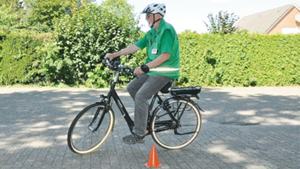 Wibrandus G. Reddingius von der Leeraner Verkehrswacht zeigt in den Kursen »Fit mit dem Pedelec«, wie man sicher mit dem Gefährt im Straßenverkehr umgeht. © Fotos: Boelmann