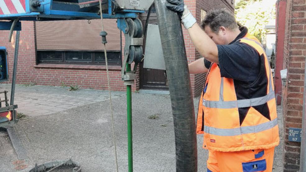 Mit einem Spülwagen war die Firma Schmidt an der Risisusstraße aktiv. © Foto: Harry Großpietsch