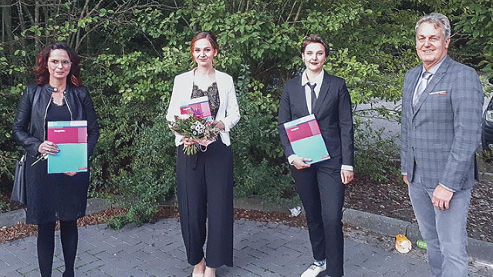 Die Prüfungsbesten (von links) Manuela Wichmann, Wenke Börchers, Belana Welke und Obermeister Heiner Heijen. © Foto: Wolters
