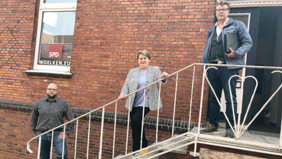 Vor der SPD-Geschäftsstelle im Corona-Abstand (von links): Zollhaus-Betriebsleiter Daniel van Lengen, Hanne Modder und Zollhausvereins-Vorsitzender Eerke Ivo Bruns. © Foto: privat