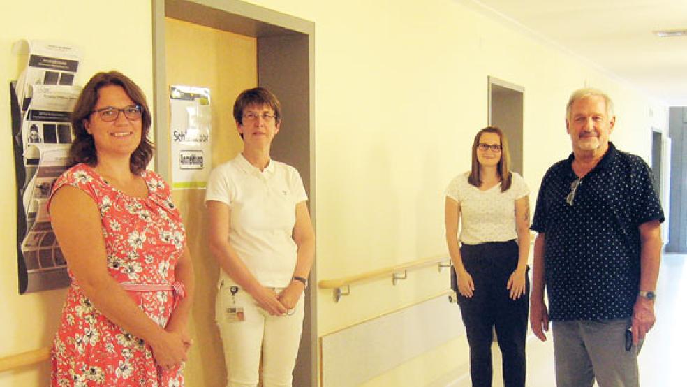 Freuen sich über die erfolgreiche Akkreditierung (von links) Prof. Dr. Svenja Happe (Prüfungsärztin der DGSM), Prof. Dr. Sylvia Kotterba (Chefärztin der Klinik für Geriatrie, Leiterin des Schlaflabors), Lisa Marie Menken (Qualitätsmanagement), PD Dr. Friedhart Raschke (Prüfungsarzt der DGSM). © Foto: privat