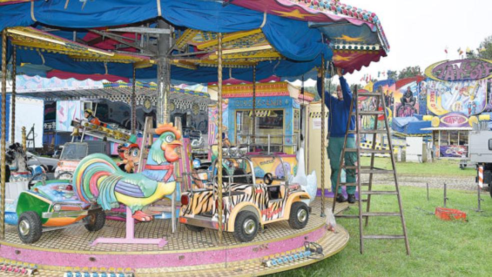 Die Aufbauarbeiten für den »Bliede Park« in Papenburg sind in vollem Gange. © Foto: Müller