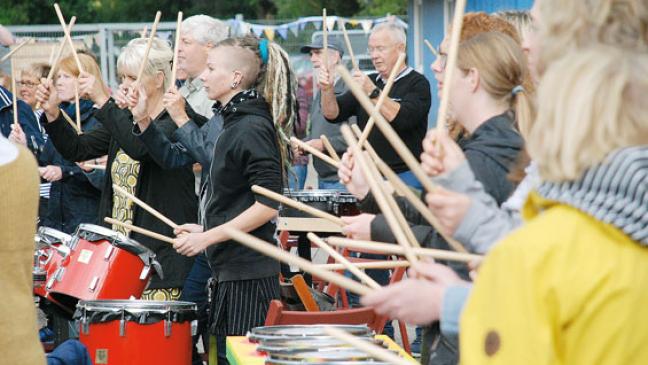 140 Musikfans schwingen ihre Trommelstöcke