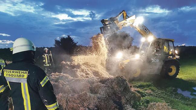 60 Strohballen ins Freie gebracht