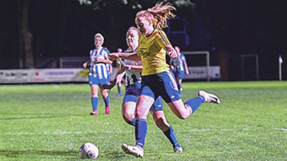 Die Fußballerinnen der Sportfreunde Möhlenwarf liefen gegen die Gäste der SG Brinkum/Holtland oft nur hinterher. © Foto: Bruins
