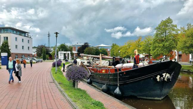 Museumsschiff im Winterlager vor der Alten Drostei