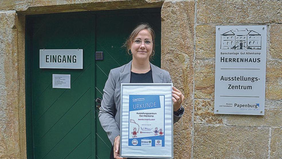 Rika Lehnerl mit der »Kinder-Ferien-Land«-Urkunde. © Foto: privat