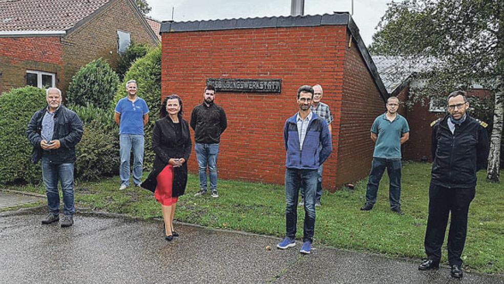 Bei einem Informationsbesuch tauschte sich die CDU-Bundestagsabgeordnete Gitta Connemann jetzt mit den Verantwortlichen der Ausbildungswerkstatt der Bundeswehr (ABW) in Weener aus. An dem Treffen im bestehenden ABW-Gebäude an der Landsburg nahmen unter anderem Werkstattleiter Uwe Neessen (links) und Fregattenkapitän Axel Grässlin als Leiter des Bundeswehr-Depots Nord (rechts) teil. © Foto: Büro Connemann