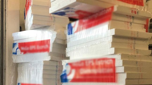 Dämmplatten fliegen auf Gegenfahrbahn