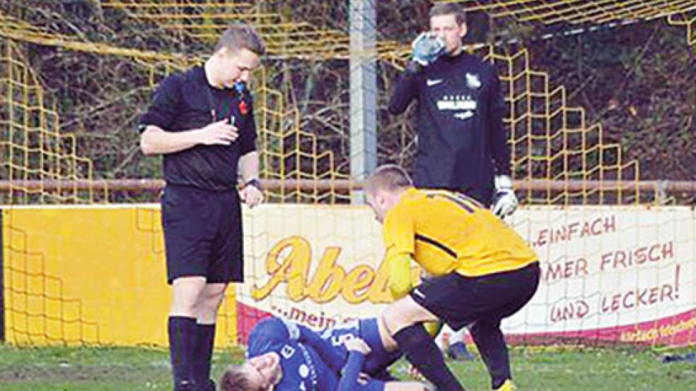 Ihno Dreesmann leitet bis zu drei Spiele in der Woche. Außerdem schnürt der angehende Industriekaufmann noch regelmäßig die Fußballschuhe für den TuS Weener. © Fotos: privat(1)/RZArchiv