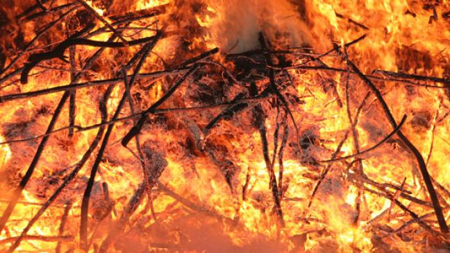 Osterfeuer brennen im Oktober