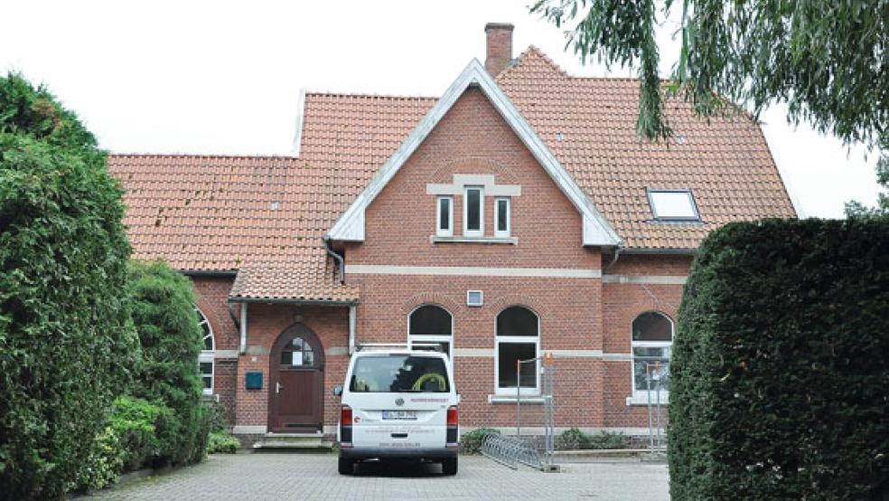 Seit dem Frühjahr laufen die Sanierungsarbeiten im evangelisch-reformierten Gemeindehaus direkt an der Bundesstraße 436 in Möhlenwarf.  © Fotos: Boelmann