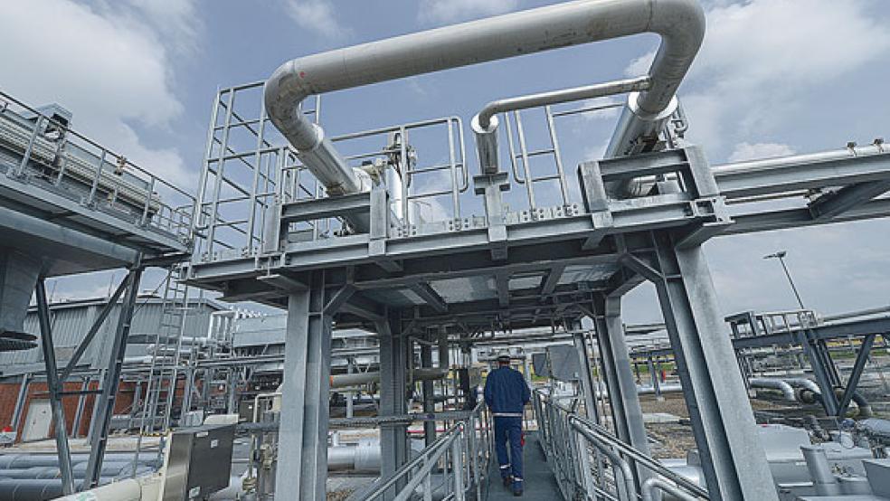 Unter den oberirdischen Anlagen von Astora in Jemgum sind seit 2008 in einer Tiefe von bis zu 1500 Metern insgesamt zehn Kavernen mit einem Arbeitsgasvolumen von rund 900 Millionen Kubikmetern entstanden. © Foto: Astora