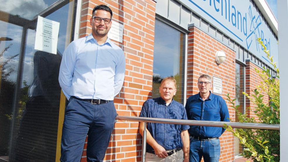 Der neue Schwimmmeister Benjamin Nagra (links) vor der Eingangstür seines künftigen Arbeitsbereiches im Mölenland-Bad. In der Bildmitte Bürgermeister Gerald Sap, neben ihm Fachbereichsleiter Jörg Siemering. © Foto: Hoegen
