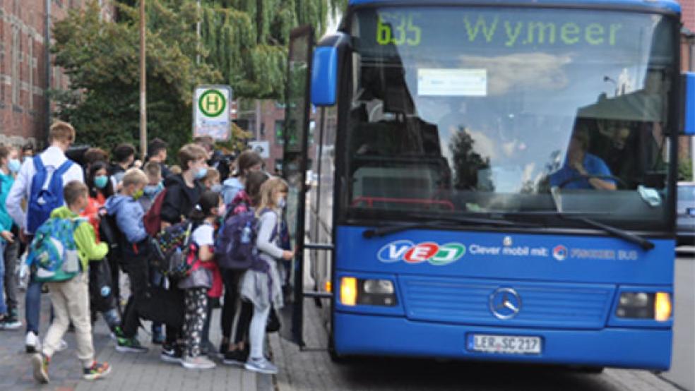 Zu stark frequentierten Zeiten - wie hier mittags am Ubbo-Emmius-Gymnasium in Leer - werden jetzt zehn zusätzliche Busse für die Schülerbeförderung eingesetzt. © Foto: Wolters