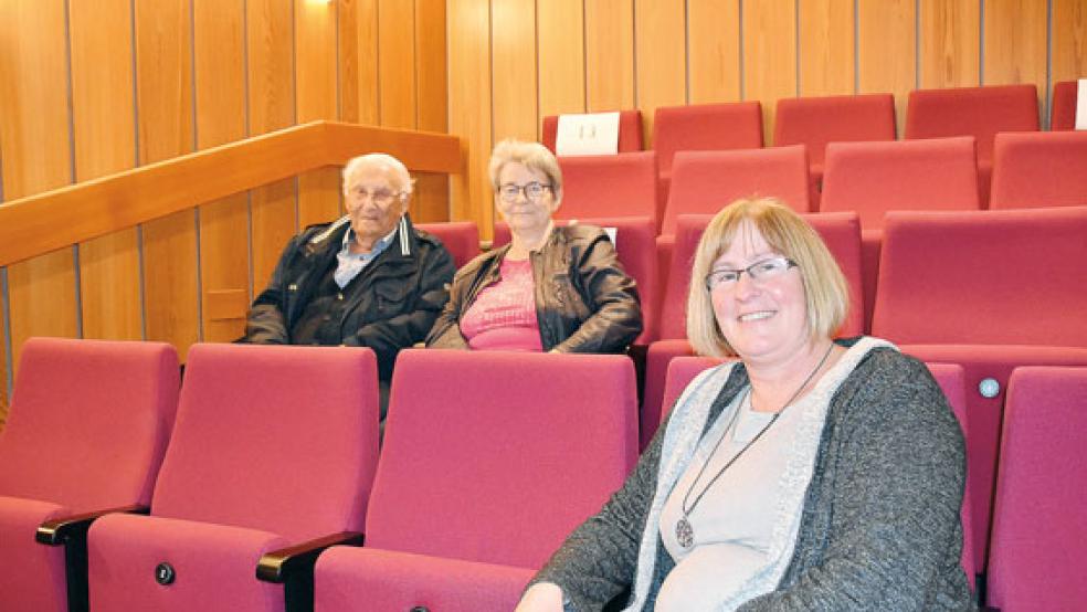Albrecht Weinberg, Gerda Dänekas (Mitte) und Ulrike Janssen, Schulleiterin des jetzigen Albrecht-Weinberg-Gymnasiums Rhauderfehn, verfolgten am Donnerstag die Entscheidung des Kreistages, das Gymnasium nach Albrecht Weinberg zu benennen. © Foto: Ammermann