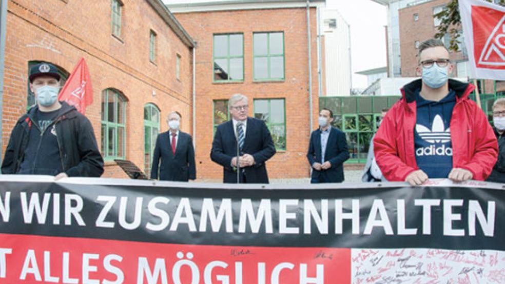 Zusammenhalt ist für Niedersachsens Wirtschaftsminister Bernd Althusmann (Mitte) das Gebot der Stunde, wenn es um ein tragfähiges Zukunftskonzept für die Meyer Werft geht. © Fotos: Hanken