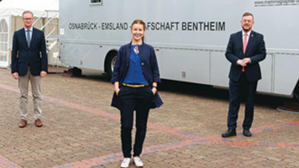 In Papenburg ist wieder das »Mammobil« zu Gast. Frauen können hier eine Krebsvorsorgeuntersuchung durchführen lassen. Das Foto zeigt (von links): Andreas Kamphaus (Praxis Drewes und Partner), Melanie Schröder (Gleichstellungsbeauftragte der Stadt Papenburg) und Bürgermeister Jan Peter Bechtluft.  © Foto: Stadt Papenburg