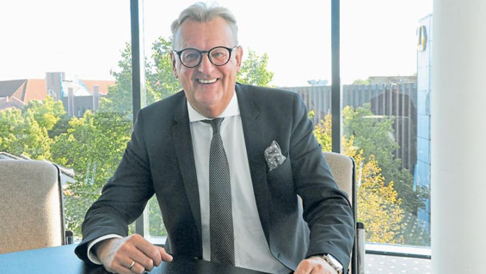 Ist ein positiver Mensch und schaut dementsprechend auch in die Zukunft: Johannes Poppen, Geschäftsführer des Modehauses Leffers in Leer. © Foto: de Vries