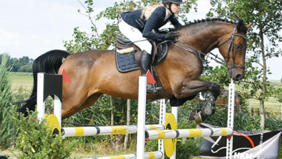 Celina Berg (RFV Hesel) wurde 2019 Kreismeisterin im Springen der Klasse A. © Foto: Gleich
