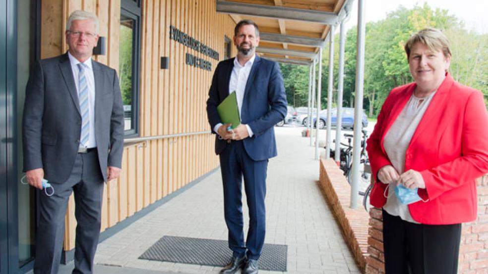 Empfang mit höflichem (Corona-)Abstand: SPD-Landtagsabgeordnete Hanne Modder (Bunde) und Bürgermeister Ludwig Sonnenberg (links) begrüßten Niedersachsens Bauminister Olaf Lies (SPD) am Eingang des Hauses der Evangelischen Gemeinschaft in Weener. © Foto: Hanken