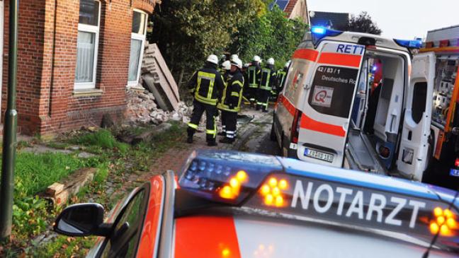 Auto kracht gegen Hauswand in Hatzum