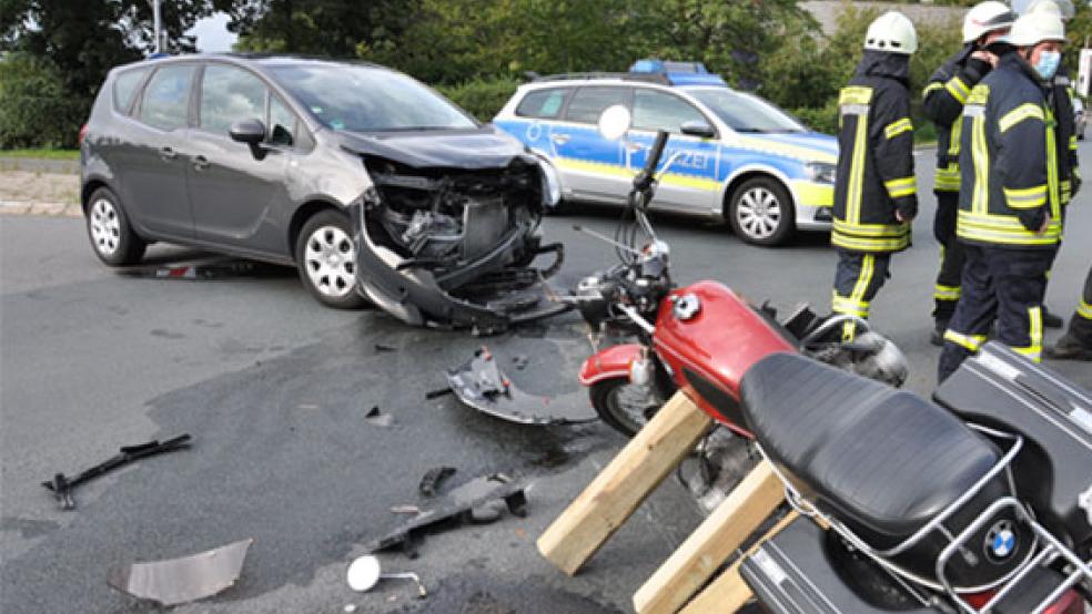 Beim Zusammenstoß mit einem Auto wurde ein Motorradfahrer in Detern schwer verletzt.  © Foto: Wolters