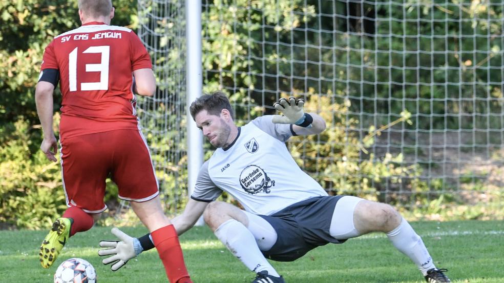 Weeners Trainer Heiner Husmann stand im Derby gegen Jemgum im Tor und musste keinen Gegentreffer hinnehmen. In dieser Szene stoppt er Nils van Loh.  © Foto: Bruins