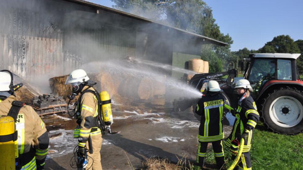Den Einsatzkräften der Feuerwehren gelang es bei den Löscharbeiten auf dem Bauernhof in Selverde (Uplengen), ein Übergreifen der Flammen auf Nachbargebäude zu verhindern. © Foto: Wolters