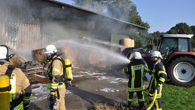 Maschinenhalle auf Bauernhof in Brand