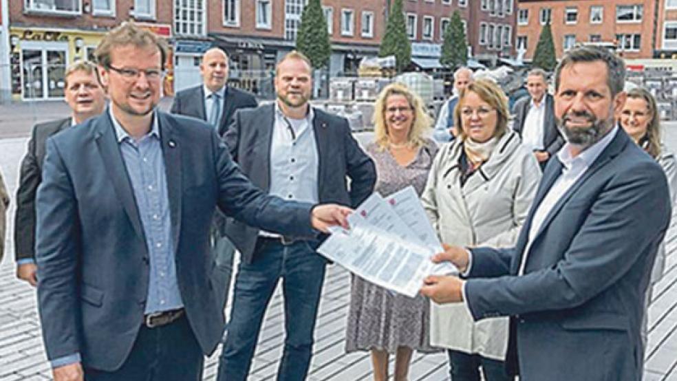 Wichtiger »Papierkram«: Oberbürgermeister Tim Kruithoff (links) erhält die Förderbescheide aus der Hand des niedersächsischen Ministers für Umwelt, Energie, Bauen und Klimaschutz, Olaf Lies. © Foto: Voitel