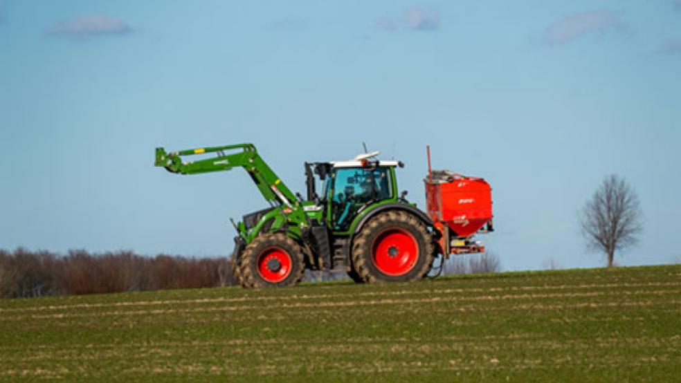 Nicht nur in der Landwirtschaft, ein Landwirt bringt hier mit einem Streuer Stickstoff-Dünger auf einem Feld aus, sind Schlepper im Einsatz. Auch kommunale Bauhöfe setzen auf die vielseitig verwendbaren Fahrzeuge. © Foto:Philipp Schulze/dpa