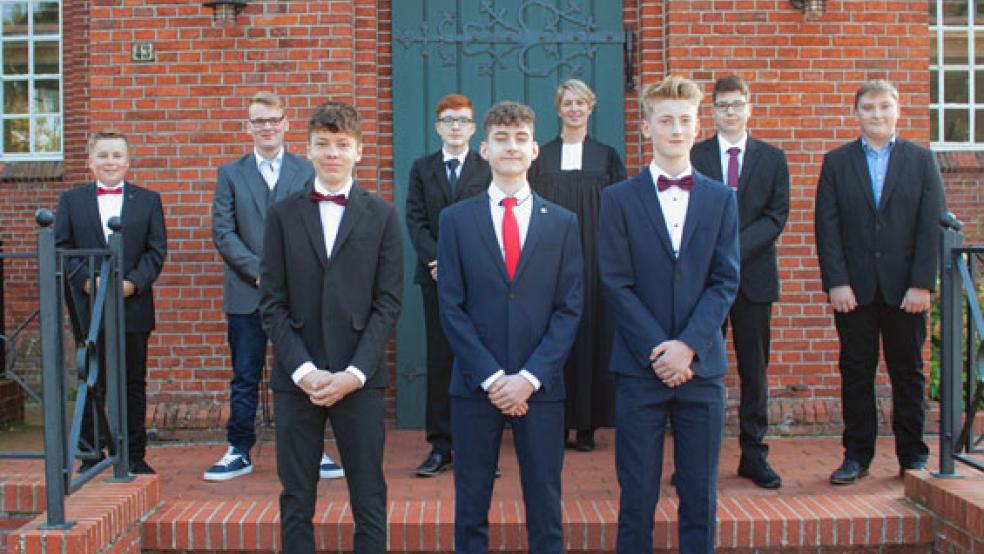 Die erste Gruppe der Holthuser Konfirmanden. Im Bild von links Julian Plettke, Hauke Nannenga, Luke Modderman, Steffen Kromminga, David Jungeblut, Pastorin Jana Metelerkamp, Jonas Willems, Nico Santjer und Ihno Winterbur. © Gerald Jungeblut