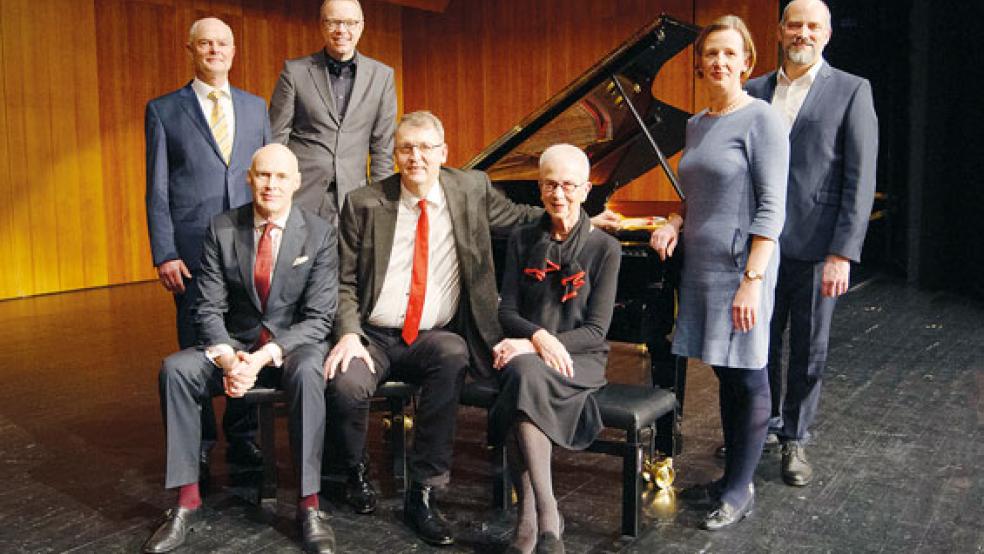 Der Vorstand des »Vereins junger Kaufleute« am vereinseigenen Konzertflügel: (von links) Karl-Ludwig Kramer, Carl-Anton zu Knyphausen, Fokko Schwab, Tamme Bockelmann, Barbara Finke, die Vorsitzende Grietje Oldigs-Nannen und Christian Meyer.  © Foto: Foelckel / dpp Leer