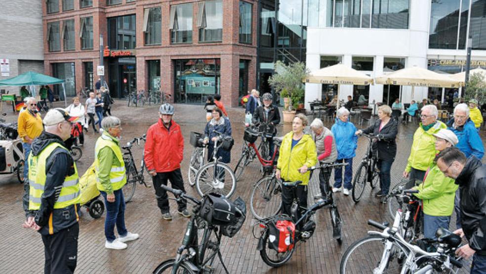 Die Teilnehmer der ADFC-Radtour am Startpunkt auf dem Denkmalsplatz. © Foto: Wolters