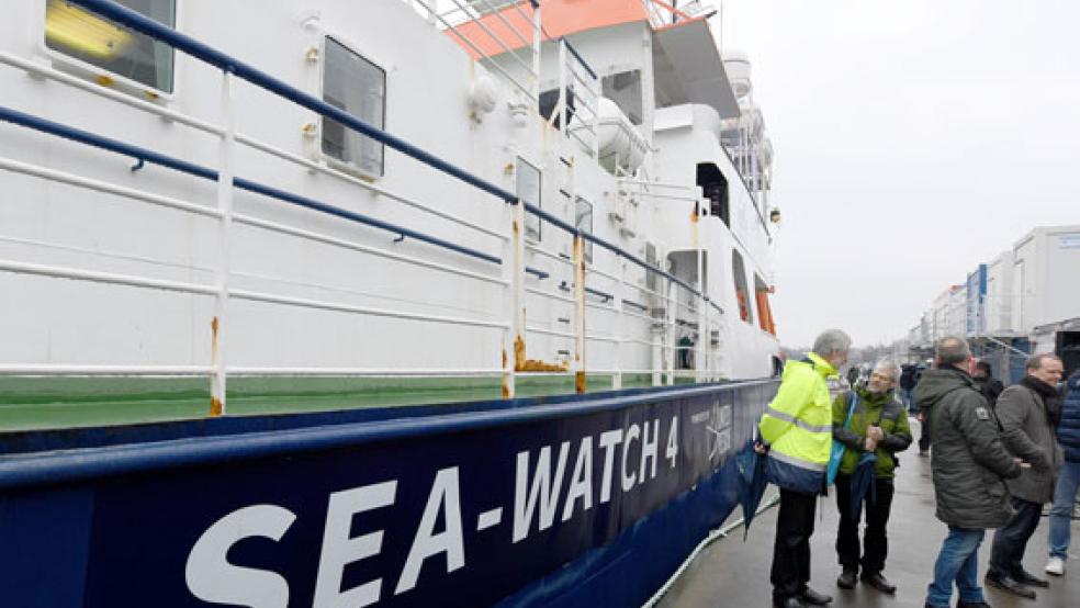 Das Rettungsschiff »Sea-Watch 4« liegt bei der Taufzeremonie am Hafen in Kiel.  © Foto: Carsten Rehder/dpa