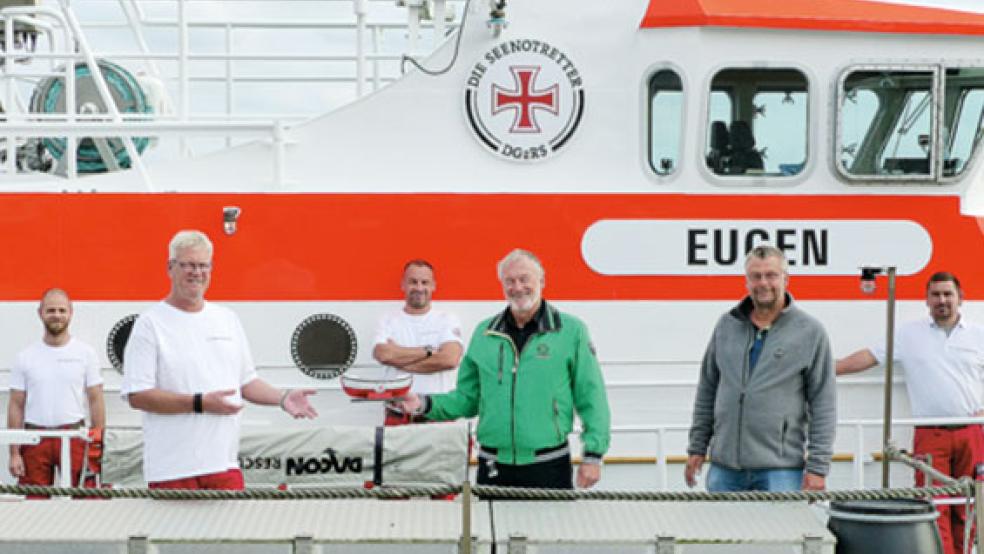 Die diesjährige Spende wurde am Liegeplatz des Seenotrettungskreuzers »Eugen« öffentlich übergeben.  © Foto: DGzRS