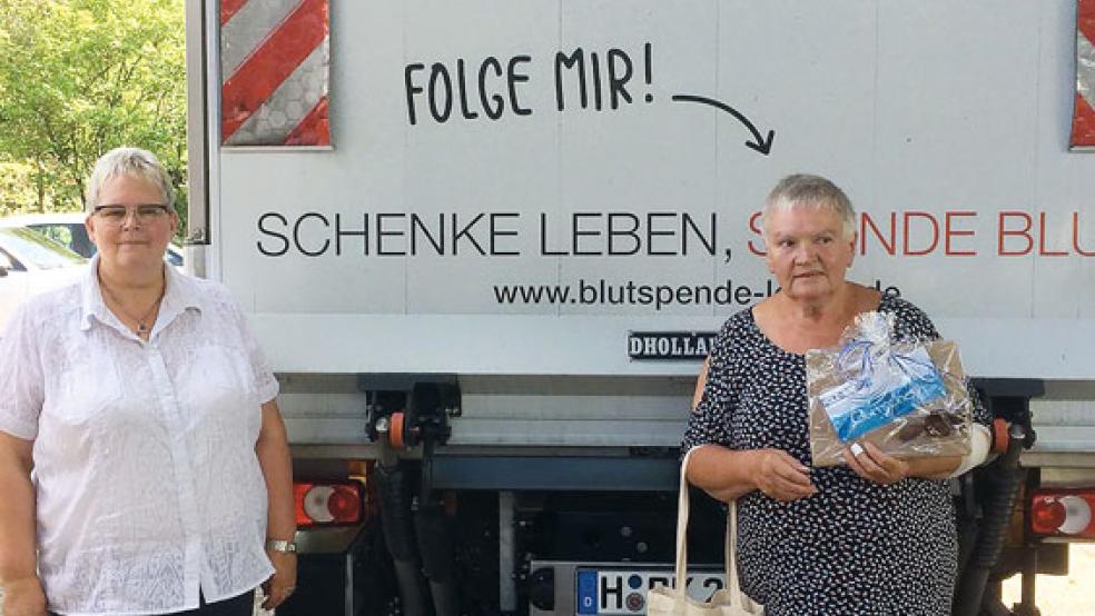 Rita Burk (rechts) erhielt für die 100. Blutspende einen Gutschein von Hildegard Hinderks vom DRK.  © Foto: privat
