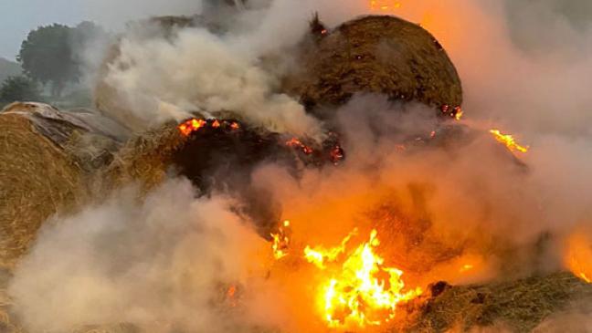 75 Rundballen gehen in Flammen auf