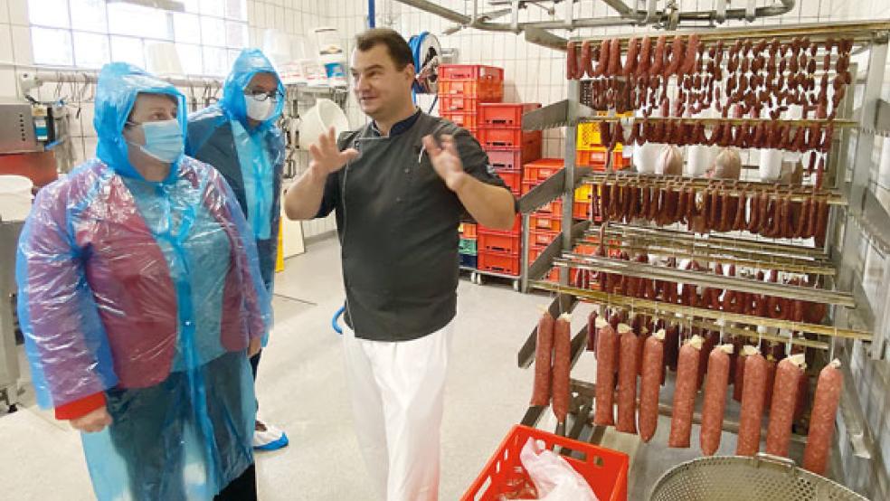Hanne Modder und Helmut Geuken (beide SPD) in corona-gerechter Schutzkleidung beim Rundgang mit Markus Leggedör durch den Betrieb in Weener. © Foto: Büro Modder