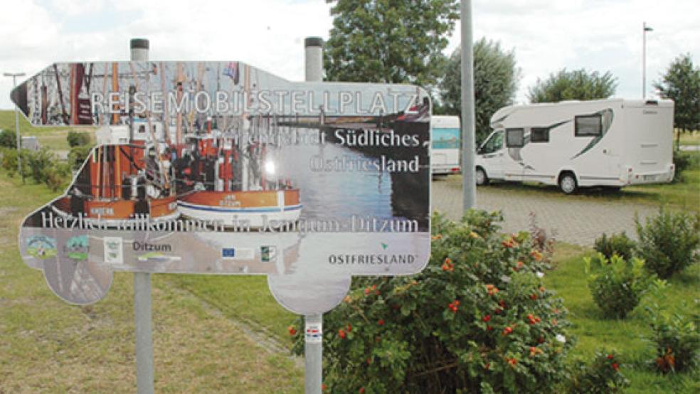 Der Platz für Wohnmobile am Emsdeich in Ditzum wurde zuletzt im Jahre 2012 erweitert und verfügt seither über 54 Stellflächen. © Foto: Szyska