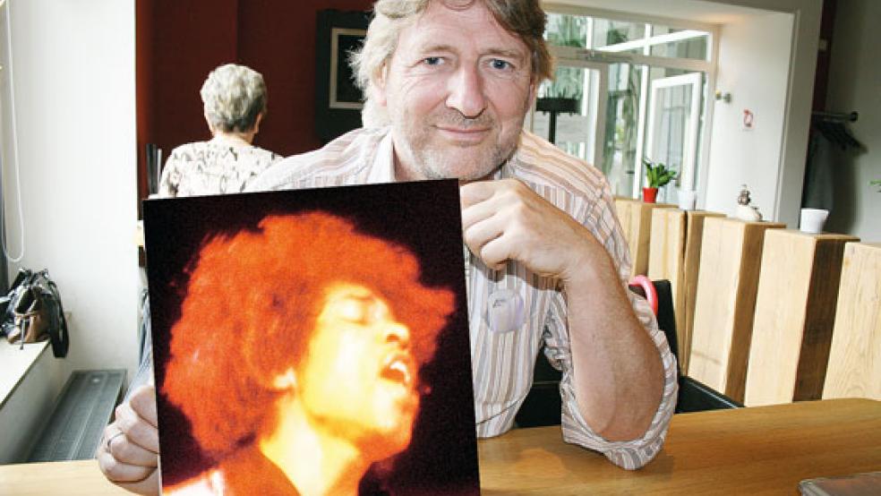Er hat ihn live gesehen und gehört: Matthias Höllings mit einem LP-Cover von Jimi Hendrix. © Foto: Jürgens