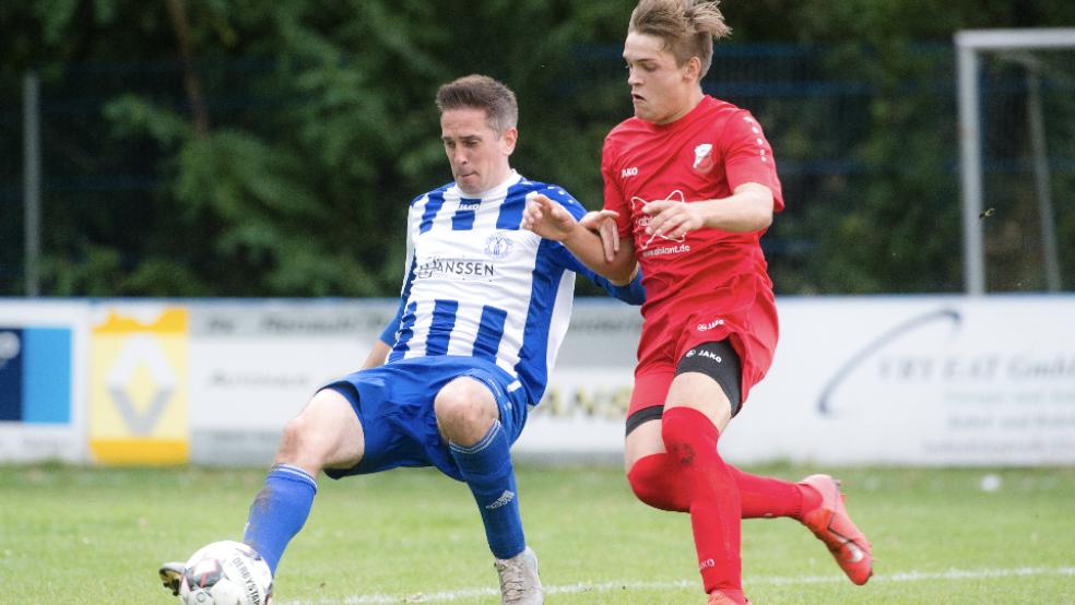 Das erneute Aufeinandertreffen der Fußball-Mannschaften der Sportfreunde Möhlenwarf (hier Gerardus Bevers links) und des VfL Fortuna Veenhusen ist eine von zahlreichen sportlichen Wettkämpfen, die an diesem Wochenende ausfallen. © Foto: Bruins