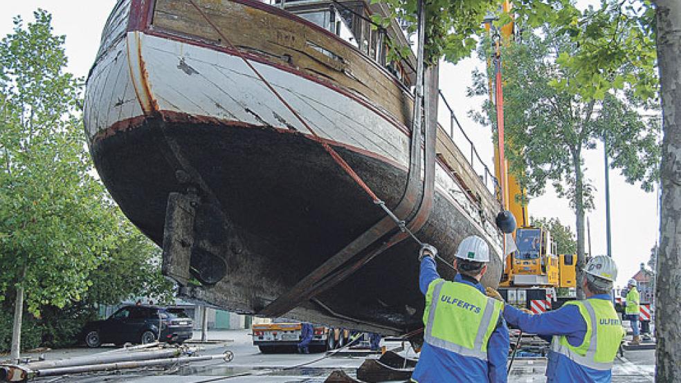 Die »Miltiades« wurde am 28. August von Arbeitern der Firma Ulferts zu ihrem »Stellplatz« bugsiert. © Foto: Hoegen