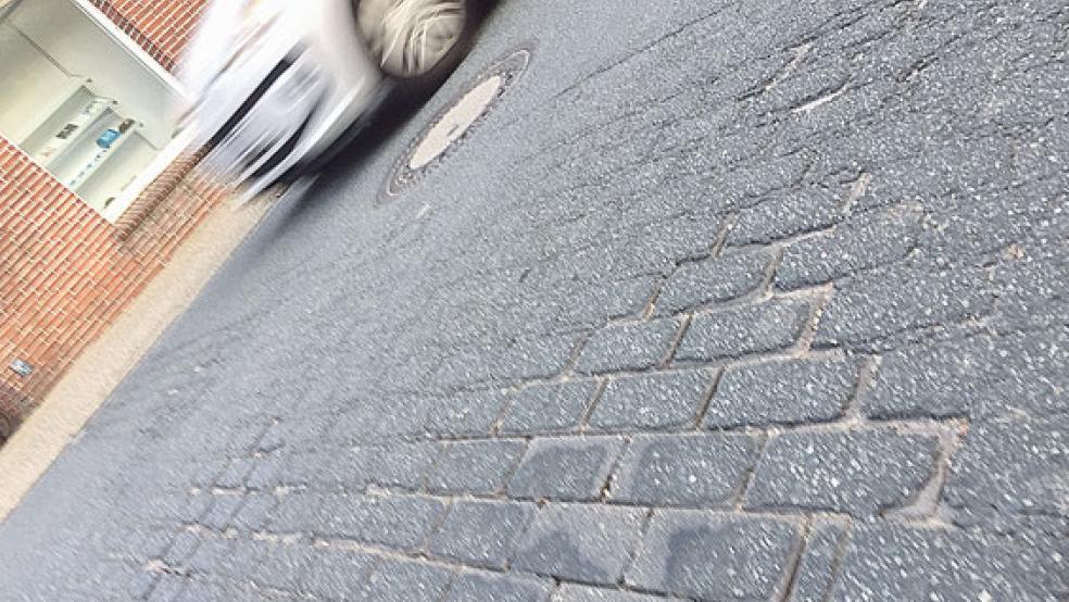 »Ordnungsgemäßer« Zustand? Die Fahrbahn der Risiusstraße in Weener entspricht vom Geräuschpegel des Verkehrs her nicht gerade den Empfehlungen von Gutachter Ralf Prötter aus Osnabrück, der den Lärmaktionsplan für die Stadt Weener erstellt hat. © Foto: Hoegen