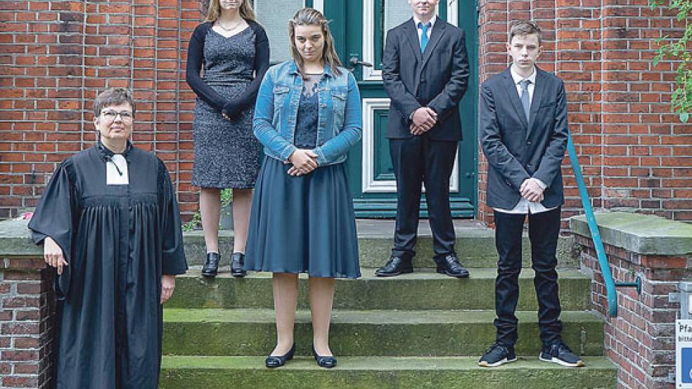Saphira Pargmann, Lea Leemhuis, Justin Bunk und Jelto Bruns (von links) wurden jetzt in Weener von Pastorin Inka Dohrmann-Westerdijk (vorne) konfirmiert.  © Foto: Rene Adrian