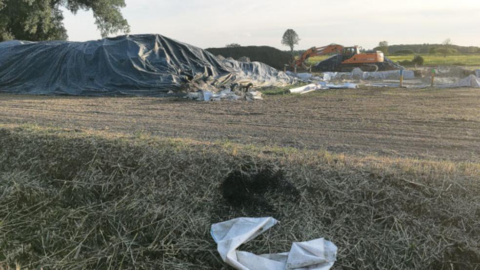 Dass durch sulfatsauren Erdboden teils hohe Kosten entstehen können, zeigt dieses Beispiel aus Jever. Dort musste der Aushub vom Bau der Kanalisation im Neubaugebiet »An den Schöfelwiesen« im Sommer 2019 unter Folien zwischengelagert und anschließend fachgerecht entsorgt werden. © Foto: privat