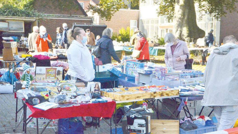 Bereits am frühen Samstagmorgen schlenderten die ersten Besucher auf dem Trödelmarkt. © Fotos: Ammermann