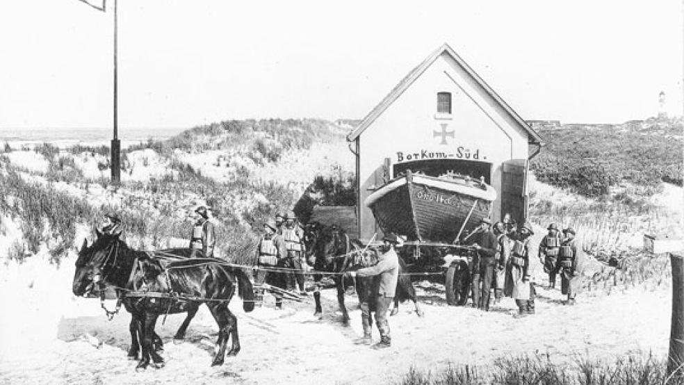 Rettungsstation Borkum-Süd mit Ruderrettungsboot »Otto Hass«. Das Boot ist heute im Heimatmuseum der Insel zu sehen. © Foto: Die Seenotretter - DGzRS